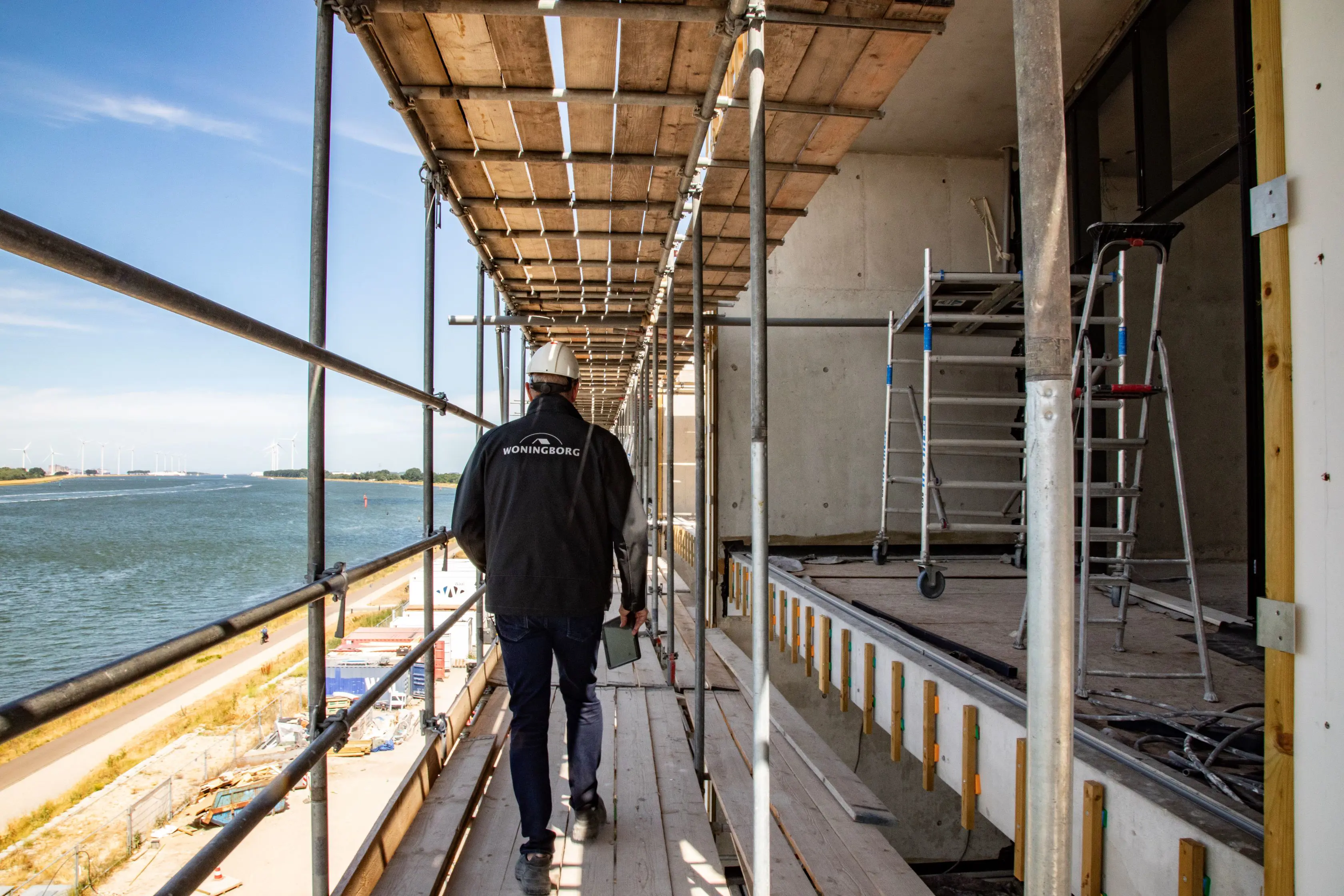 Waal Hetbalkon Aad Op Steiger